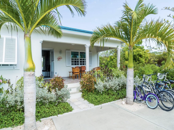 Turtle Cove Area villa with hot tub and private freshwater pool